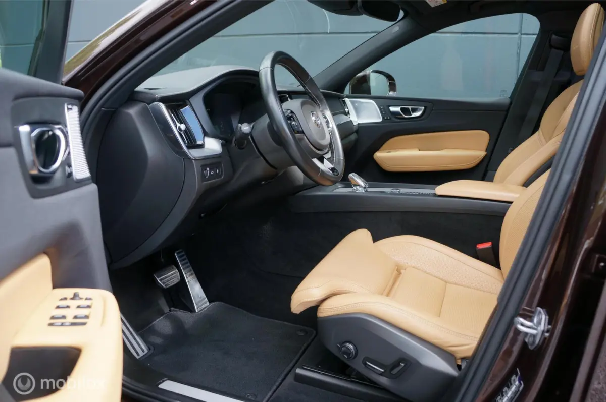 2.0 T8 Twin Engine AWD Inscription B&W Pano HUD !