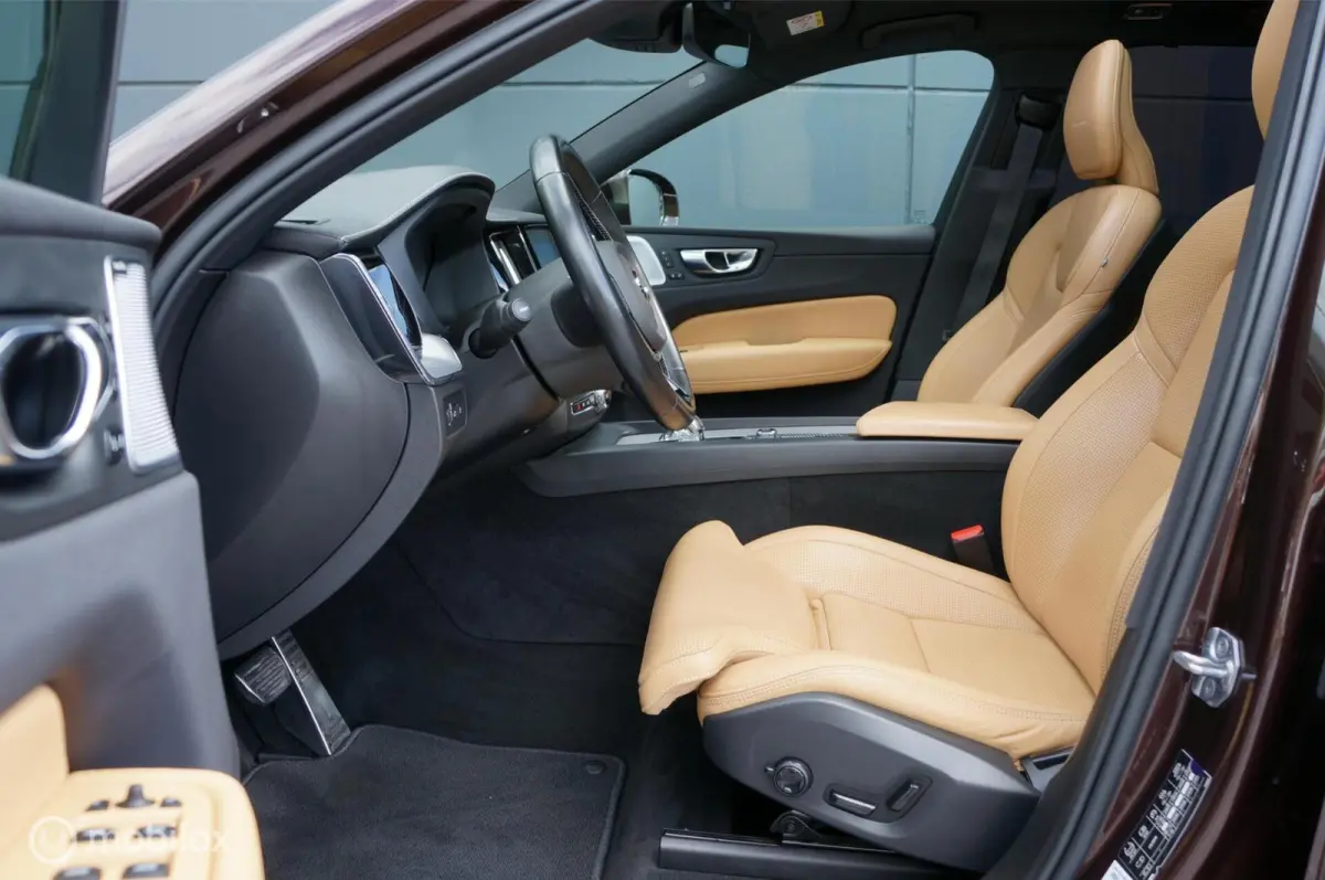 2.0 T8 Twin Engine AWD Inscription B&W Pano HUD !