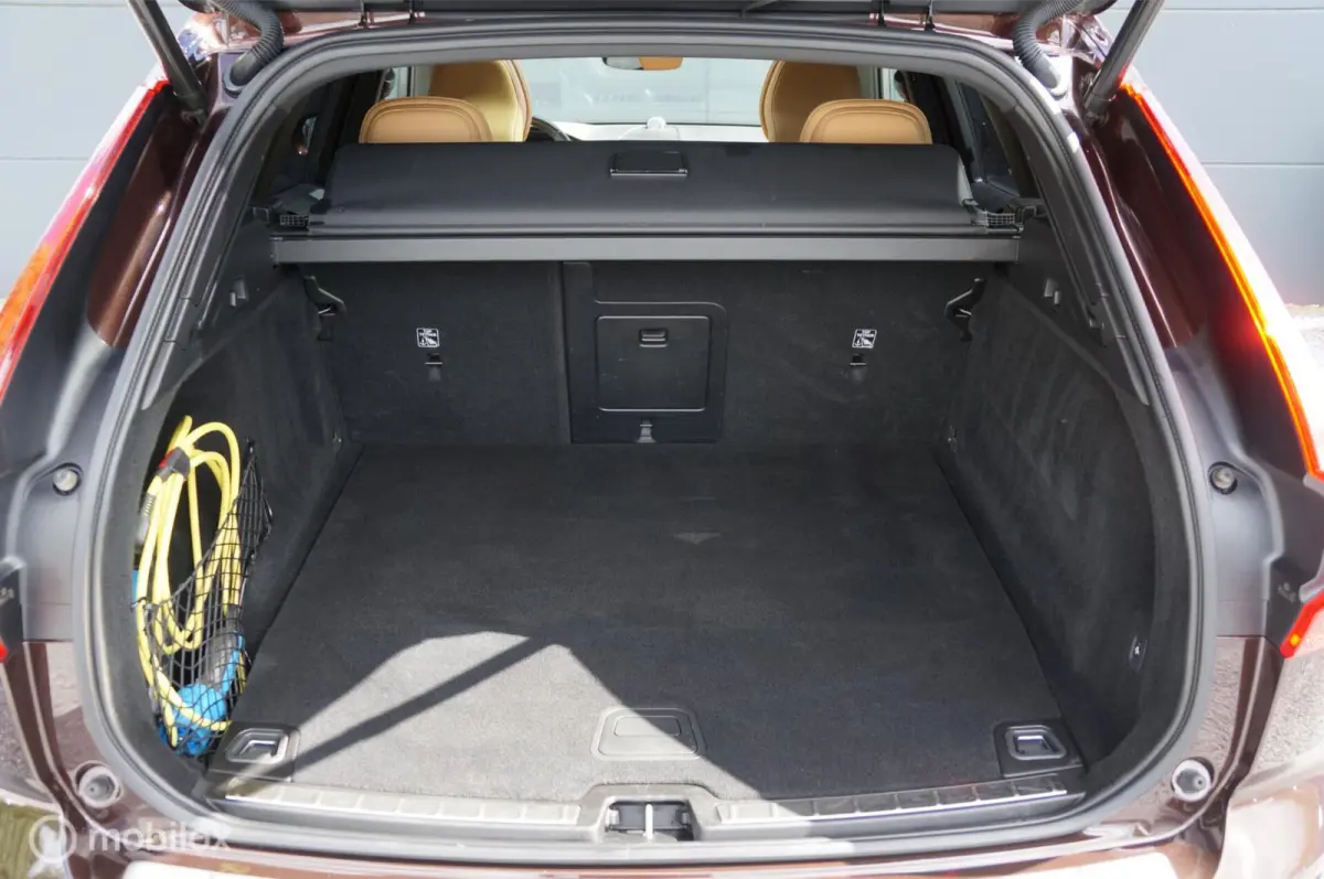 2.0 T8 Twin Engine AWD Inscription B&W Pano HUD !