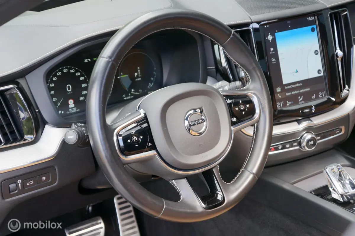 2.0 T8 Twin Engine AWD Inscription B&W Pano HUD !