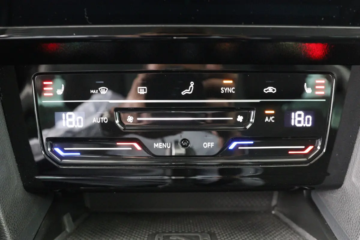 1.5 TSI Business | Trekhaak | Stoelverwarming | ErgoComfort | Navi | Clima | Cruise Adaptive | LED | Keyless | Parkeersensoren V+A
