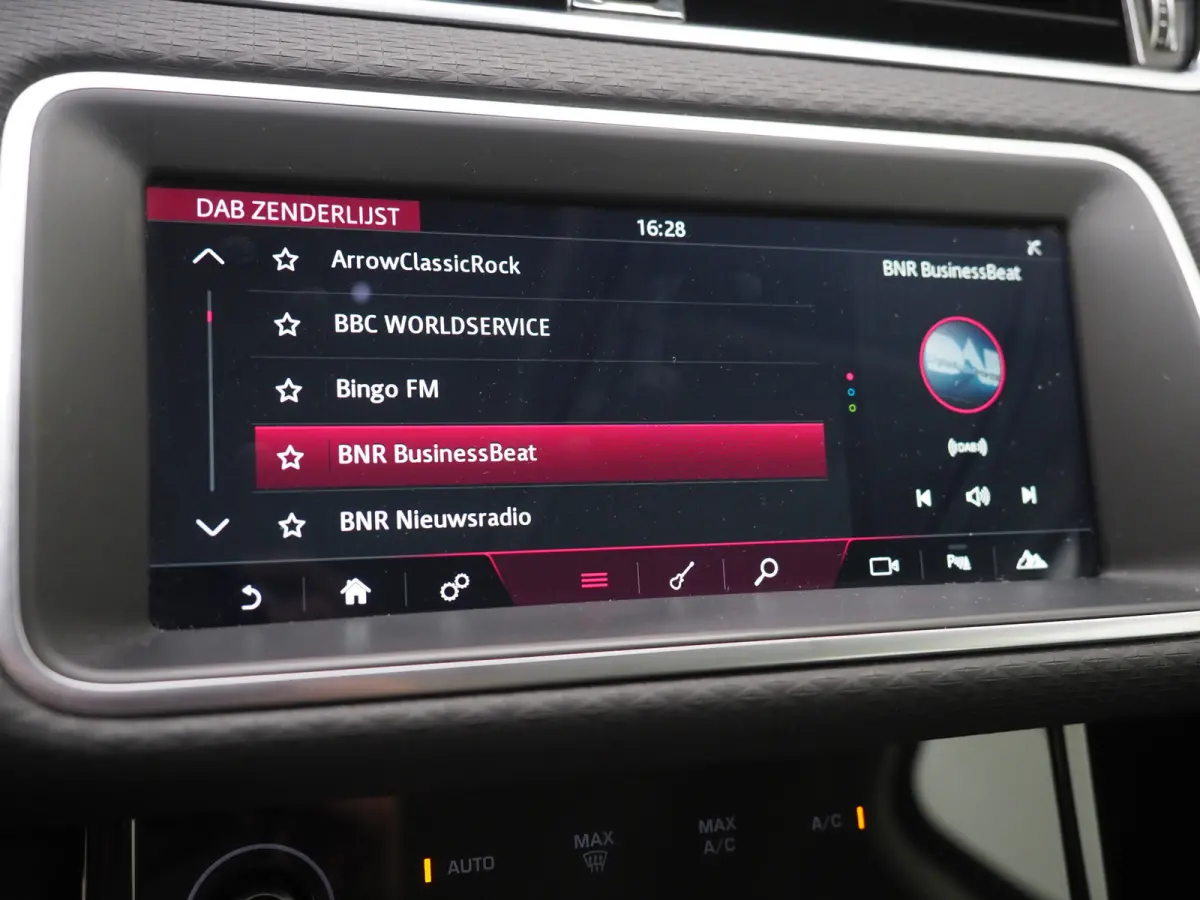 1.5 P300e AWD | Leder | Trekhaak | Camera | Stoelverwarming | Cruise | DAB | LED | Carplay