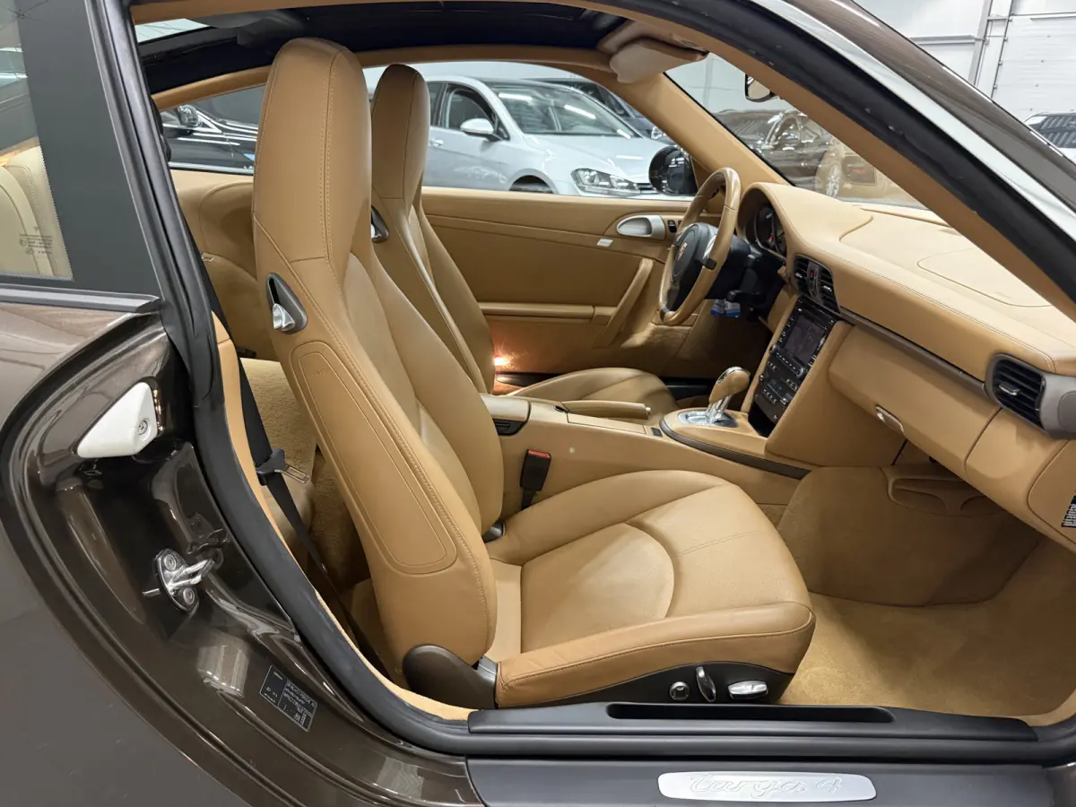 997.2 4 3.6 PDK 47.728km/MACADAMIA METALLIC/SAND BEIGE INTERIEUR/VOLLEDIG PORSCHE DEALER HISTORIE
