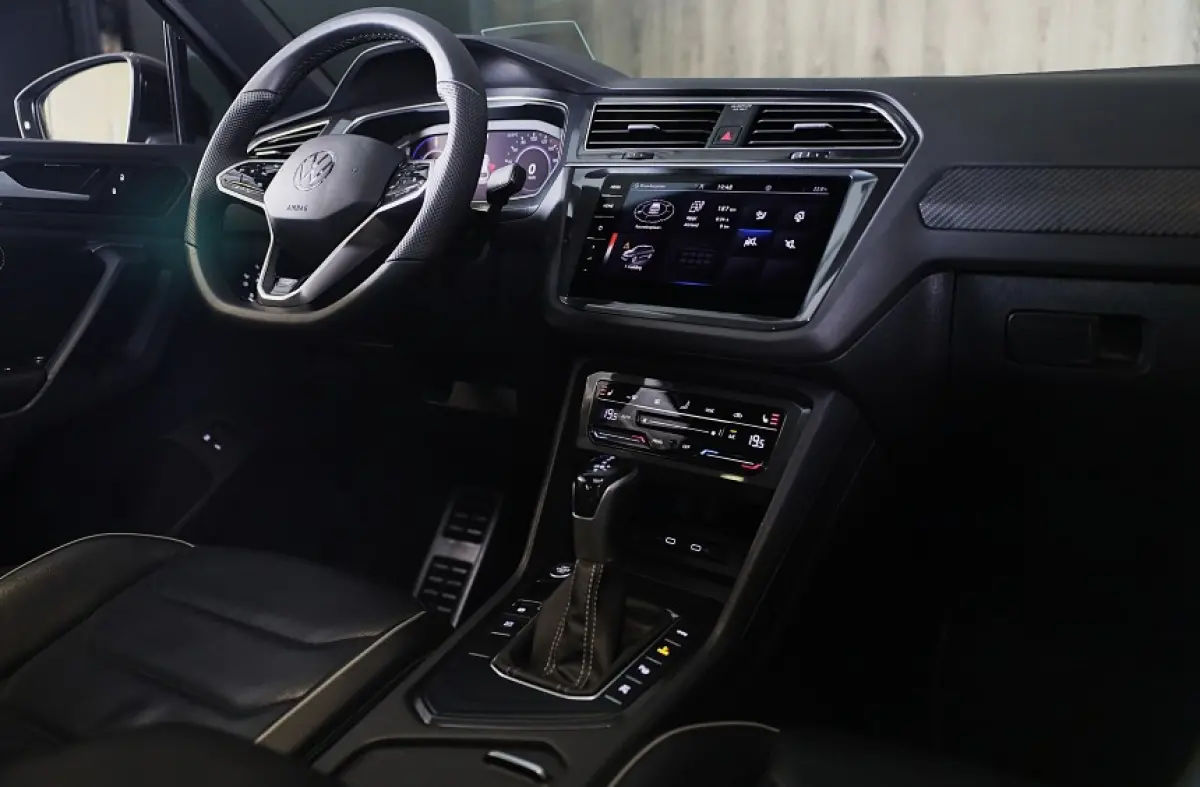 1.4 TSI eHybrid R-Line Business+ / Leder / Memory / Elek Stoelen / Acc / Dode Hoek / 360 Camera / Head Up / Pano