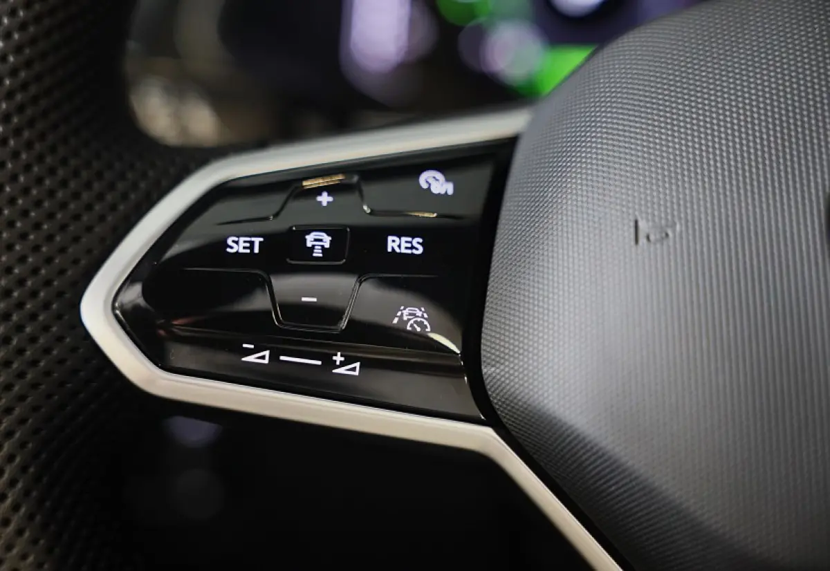 1.4 TSI eHybrid R-Line Business+ / Leder / Memory / Elek Stoelen / Acc / Dode Hoek / 360 Camera / Head Up / Pano