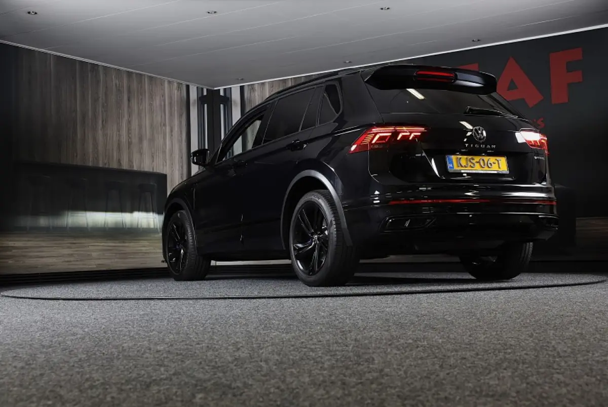 1.4 TSI eHybrid R-Line Business+ / Leder / Memory / Elek Stoelen / Acc / Dode Hoek / 360 Camera / Head Up / Pano