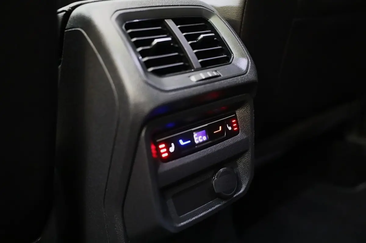 1.4 TSI eHybrid R-Line Business+ / Leder / Memory / Elek Stoelen / Acc / Dode Hoek / 360 Camera / Head Up / Pano