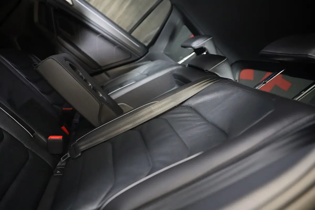 1.4 TSI eHybrid R-Line Business+ / Leder / Memory / Elek Stoelen / Acc / Dode Hoek / 360 Camera / Head Up / Pano
