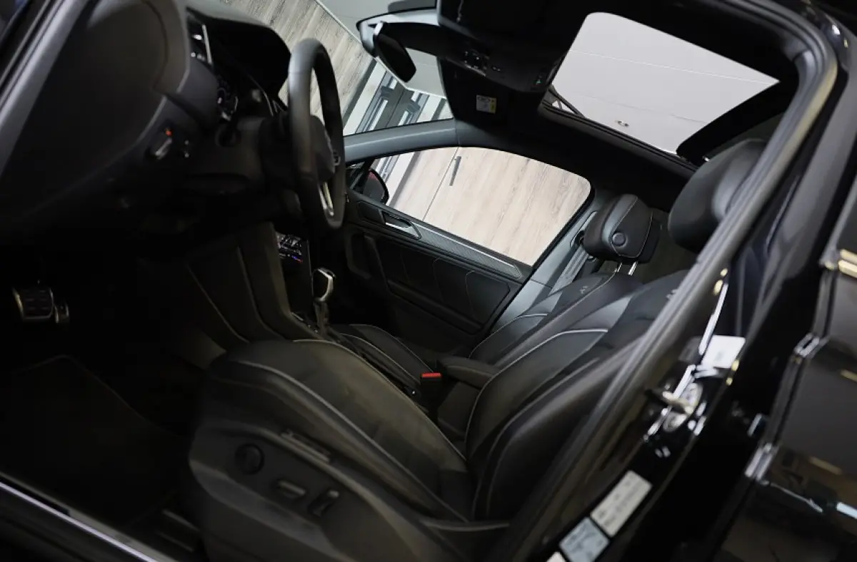 1.4 TSI eHybrid R-Line Business+ / Leder / Memory / Elek Stoelen / Acc / Dode Hoek / 360 Camera / Head Up / Pano