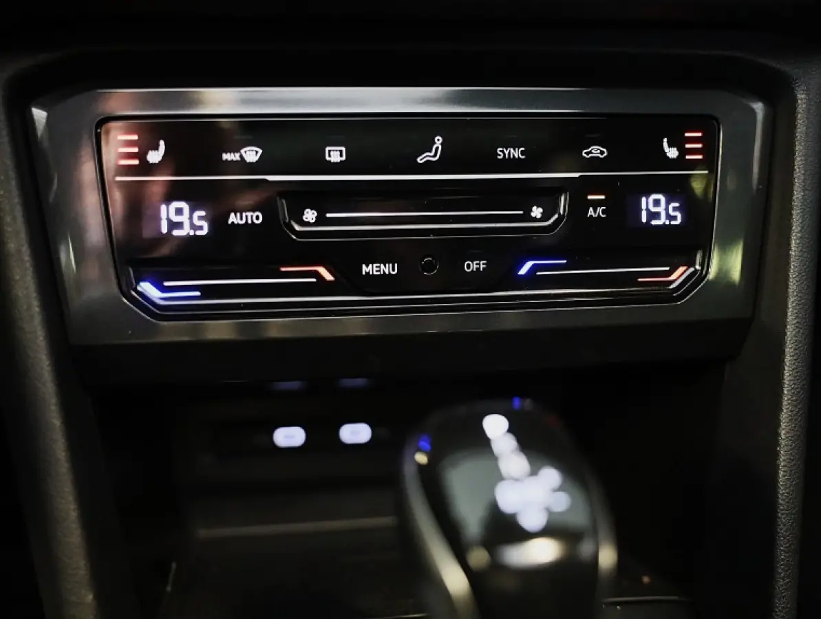 1.4 TSI eHybrid R-Line Business+ / Leder / Memory / Elek Stoelen / Acc / Dode Hoek / 360 Camera / Head Up / Pano