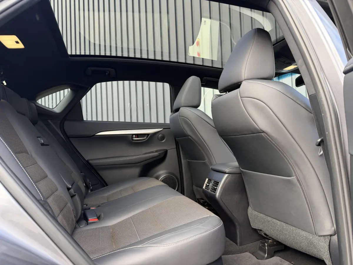 300h AWD F SPORT | Pano dak | 12 mnd BOVAG Garantie | Rijklaar!!