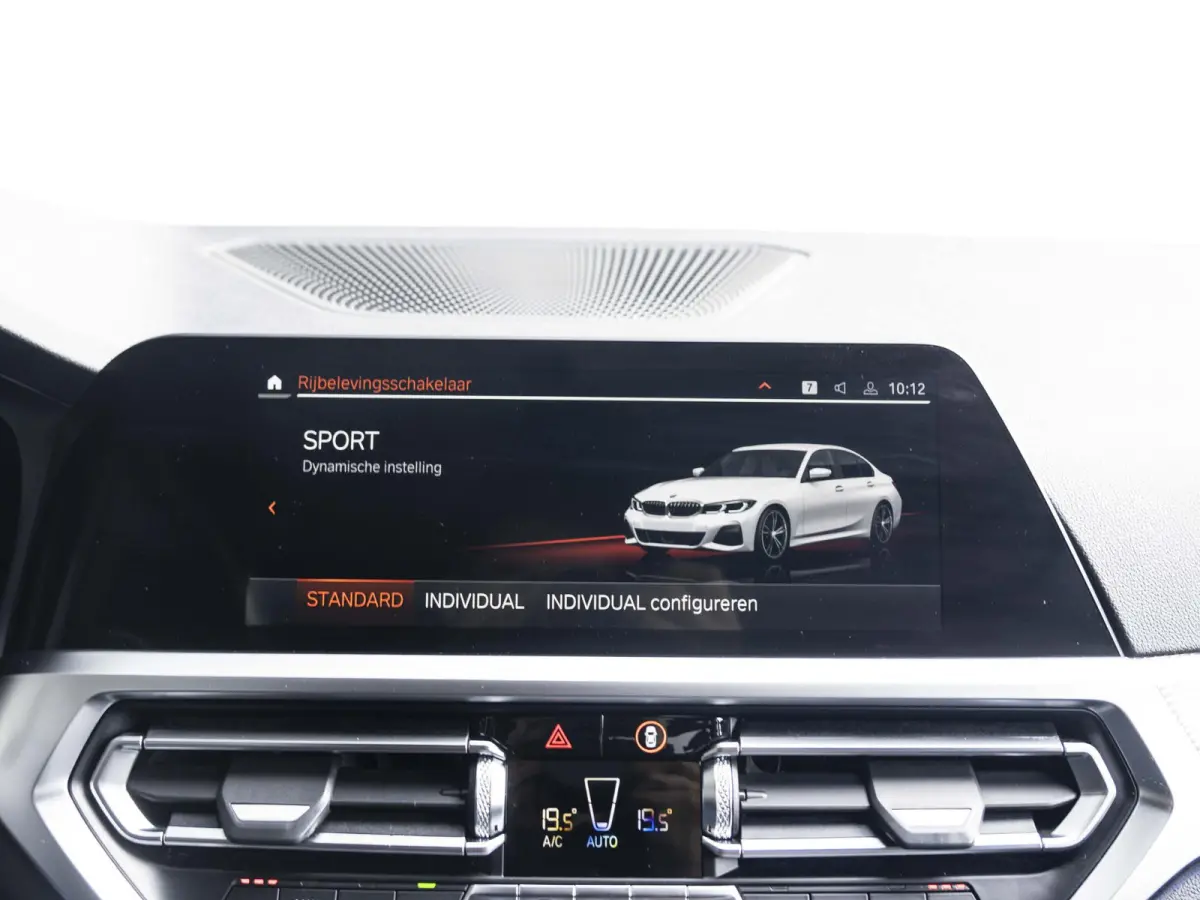 318i | High Executive | M Sportpakket | 19 inch | Parking Pack | HiFi | Sportstoelen | Stoelverwarming | Achteruitrijcamera