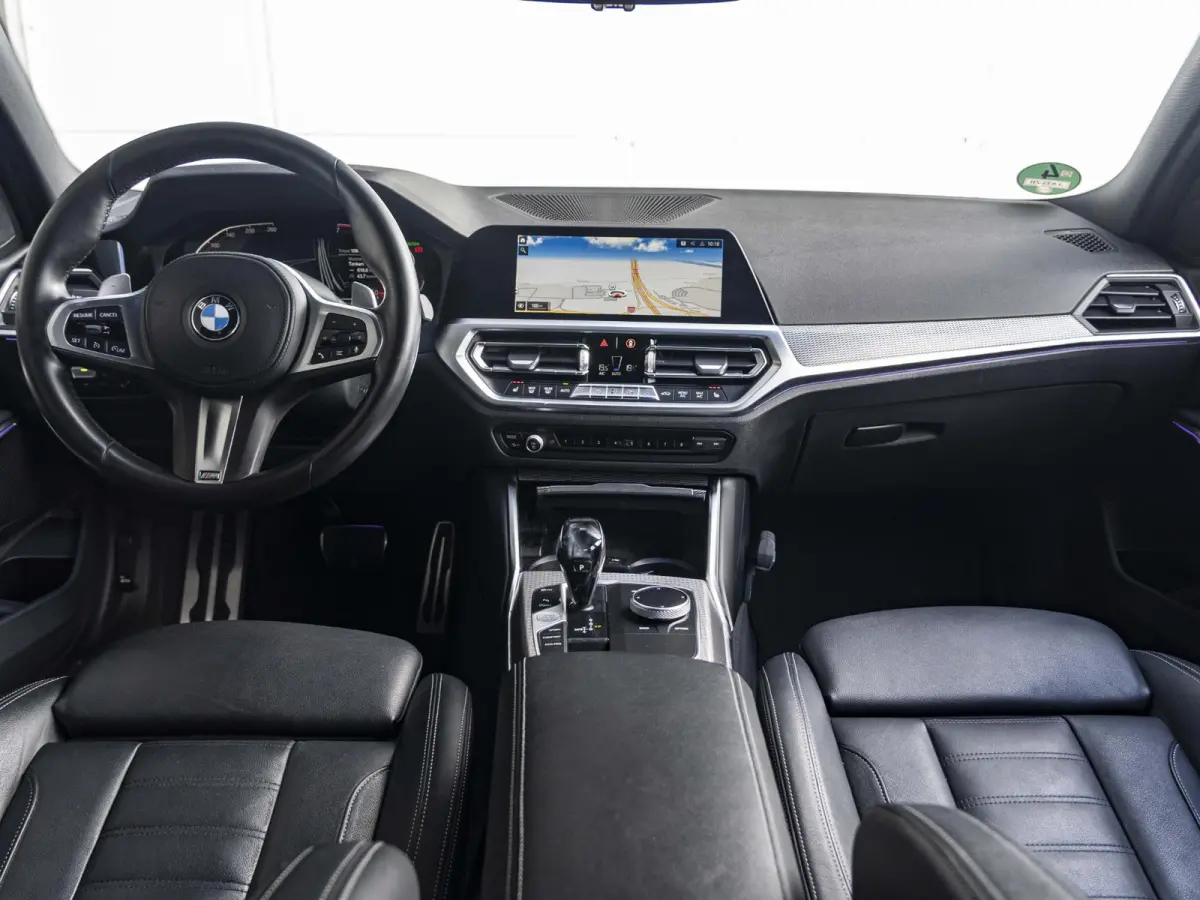 318i | High Executive | M Sportpakket | 19 inch | Parking Pack | HiFi | Sportstoelen | Stoelverwarming | Achteruitrijcamera