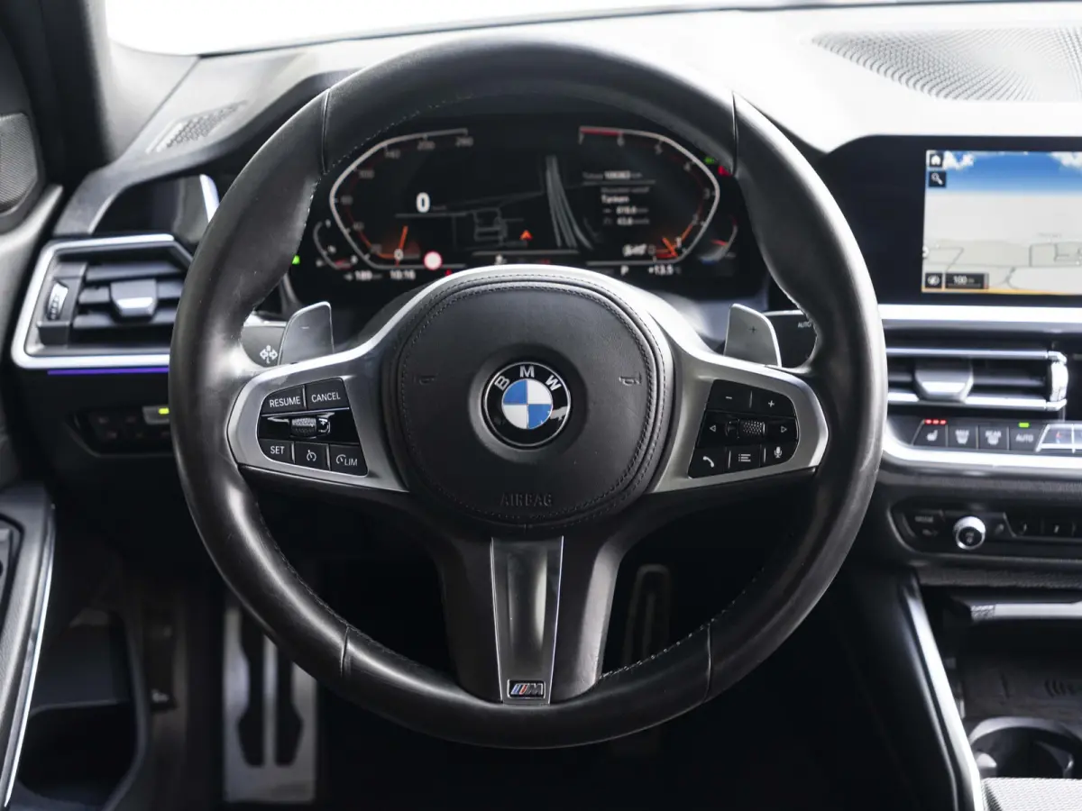 318i | High Executive | M Sportpakket | 19 inch | Parking Pack | HiFi | Sportstoelen | Stoelverwarming | Achteruitrijcamera