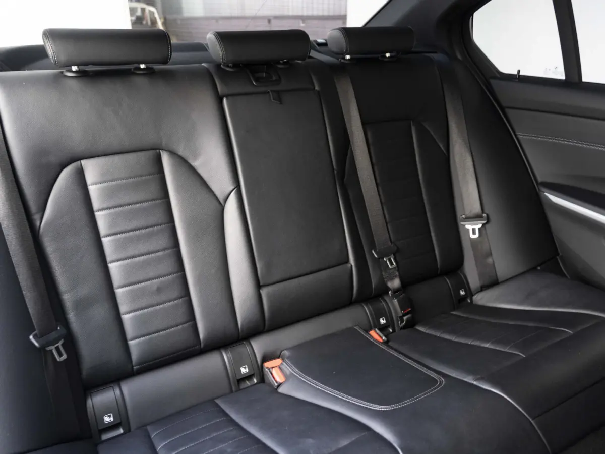 318i | High Executive | M Sportpakket | 19 inch | Parking Pack | HiFi | Sportstoelen | Stoelverwarming | Achteruitrijcamera