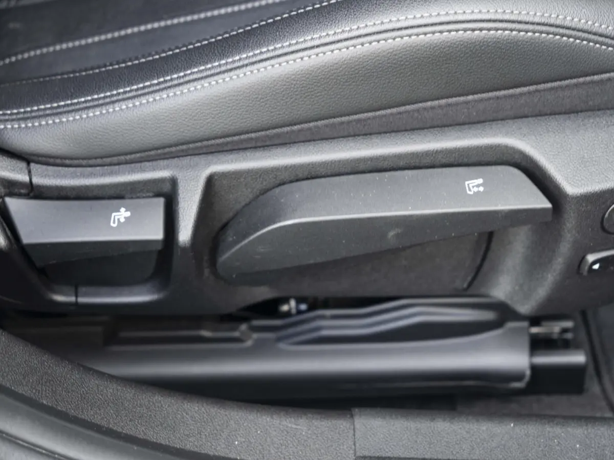 318i | High Executive | M Sportpakket | 19 inch | Parking Pack | HiFi | Sportstoelen | Stoelverwarming | Achteruitrijcamera