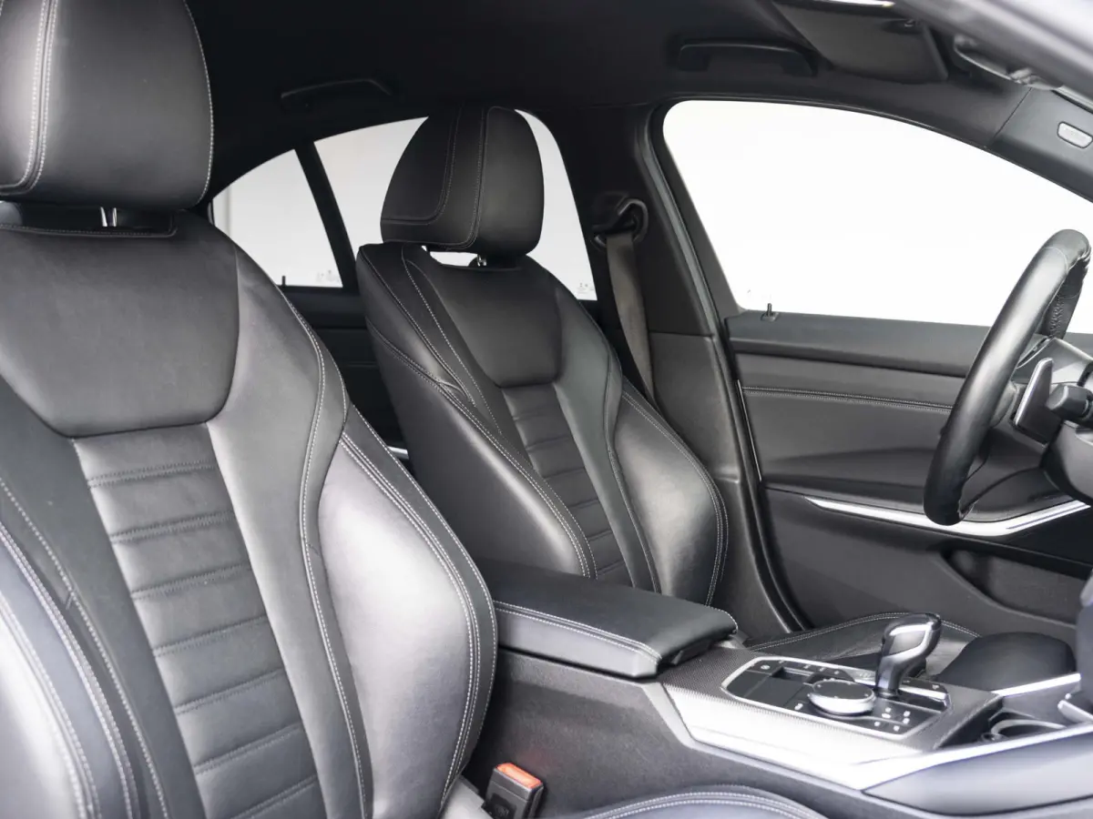 318i | High Executive | M Sportpakket | 19 inch | Parking Pack | HiFi | Sportstoelen | Stoelverwarming | Achteruitrijcamera
