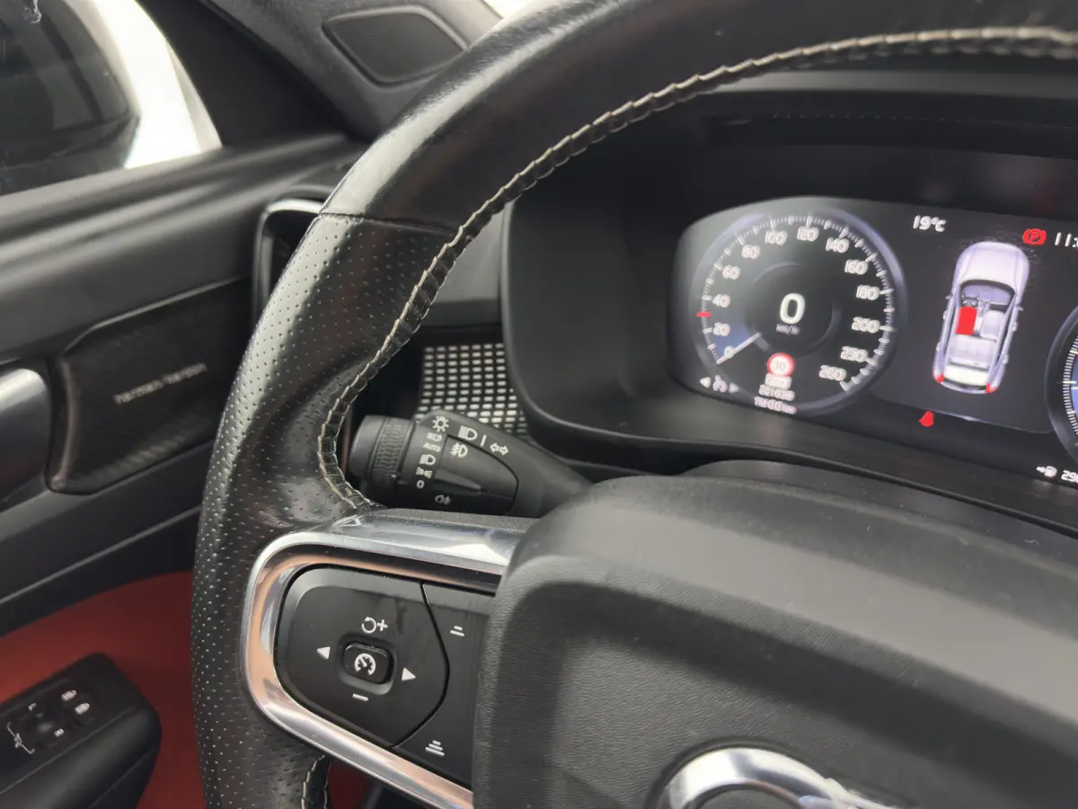 1.5 T3 R-Design *PANO | LEATHER-MICROFIBRE | FULL-LED | HARMAN/KARDON | HEATED-SPORTSEATS | DIGI-COCKPIT | NAVI-FULLMAP | ECC | PDC | CRUISE | TOWBAR | 18''ALU*