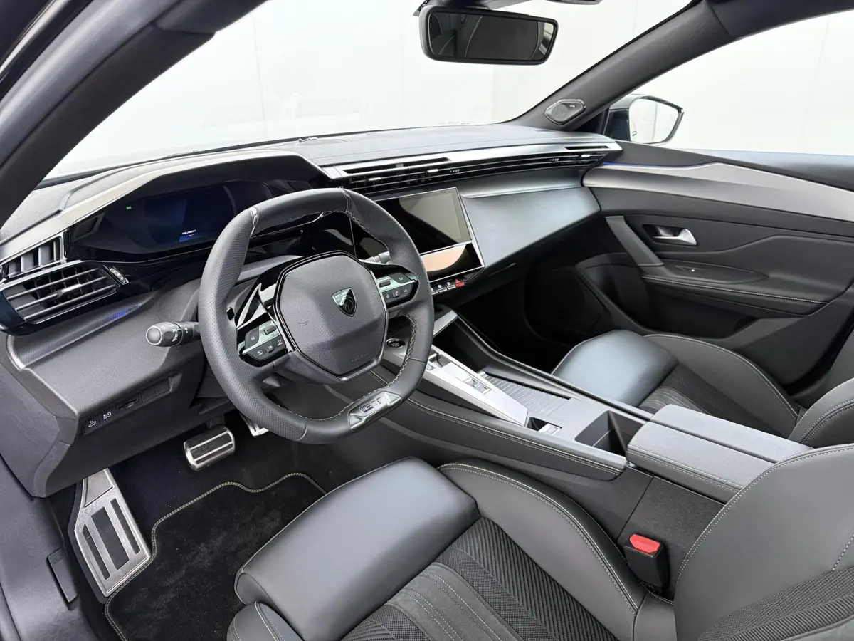 GT 58 kWh VAN:43.740,- VOOR:35.877,- UW HERFSTVOORDEEL:7.863,-NIEUWE AUTO 13KM!| FULL OPTION| PANO| FOCAL AUDIO| 360 CAMERA| ELEKTRISCHE ACHTERKLEP| ELEK. STOELEN| STOEL + STUURVERWARMING ME