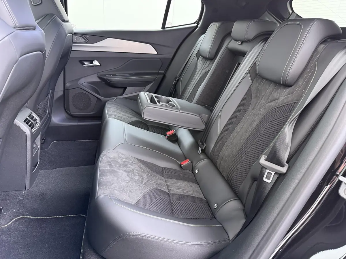 GT 58 kWh VAN:43.740,- VOOR:35.877,- UW HERFSTVOORDEEL:7.863,-NIEUWE AUTO 13KM!| FULL OPTION| PANO| FOCAL AUDIO| 360 CAMERA| ELEKTRISCHE ACHTERKLEP| ELEK. STOELEN| STOEL + STUURVERWARMING ME
