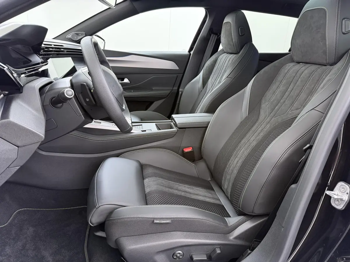 GT 58 kWh VAN:43.740,- VOOR:35.877,- UW HERFSTVOORDEEL:7.863,-NIEUWE AUTO 13KM!| FULL OPTION| PANO| FOCAL AUDIO| 360 CAMERA| ELEKTRISCHE ACHTERKLEP| ELEK. STOELEN| STOEL + STUURVERWARMING ME