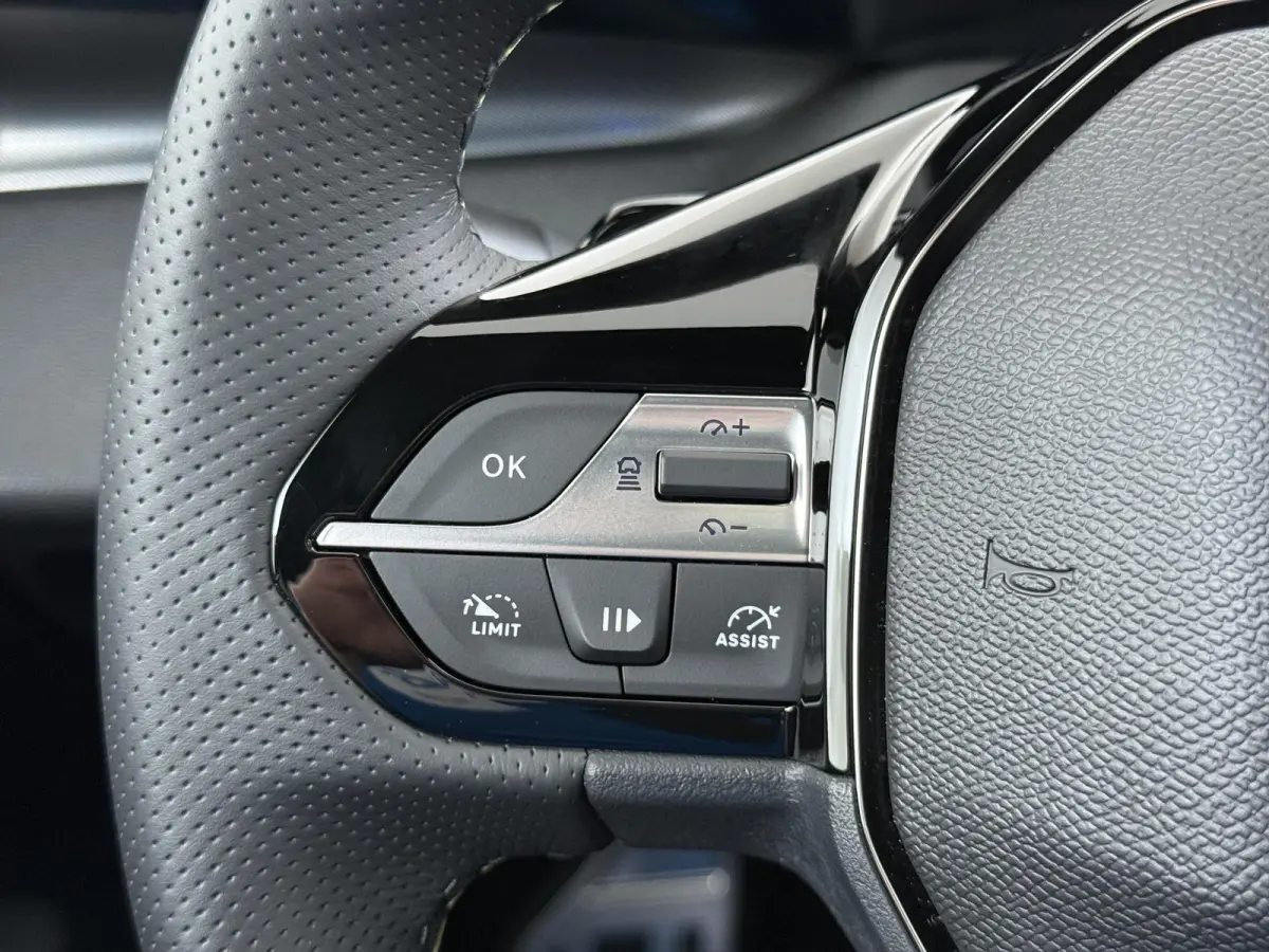 GT 58 kWh VAN:43.740,- VOOR:35.877,- UW HERFSTVOORDEEL:7.863,-NIEUWE AUTO 13KM!| FULL OPTION| PANO| FOCAL AUDIO| 360 CAMERA| ELEKTRISCHE ACHTERKLEP| ELEK. STOELEN| STOEL + STUURVERWARMING ME