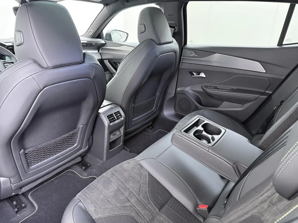 GT 58 kWh VAN:43.740,- VOOR:35.877,- UW HERFSTVOORDEEL:7.863,-NIEUWE AUTO 13KM!| FULL OPTION| PANO| FOCAL AUDIO| 360 CAMERA| ELEKTRISCHE ACHTERKLEP| ELEK. STOELEN| STOEL + STUURVERWARMING ME
