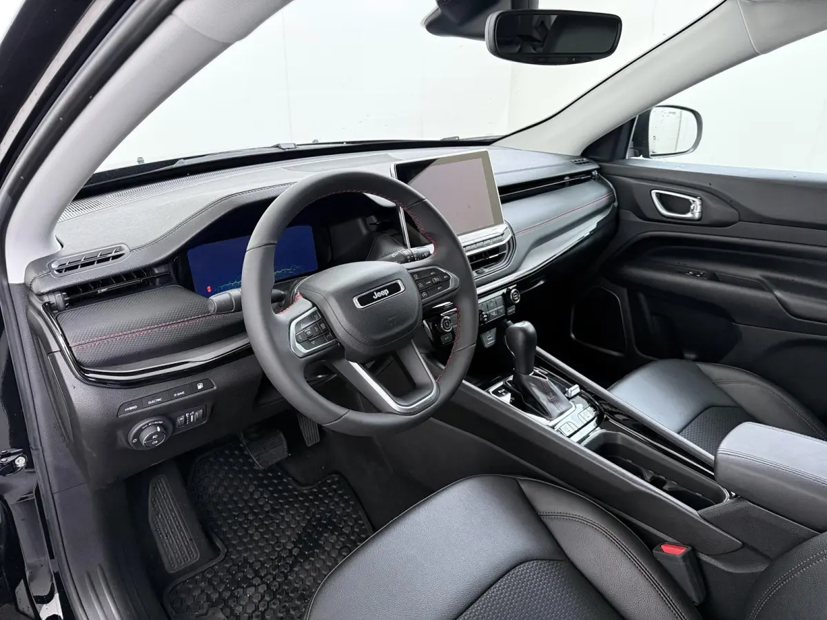 4xe 240 Plug-in Hybrid Trailhawk VAN: 31.900,- VOOR: 26.877,- UW HERFSTVOORDEEL: 5.023,-  1.3 Plug-In Hybrid | 4WD PHEV | ADAPTIVE CRUISE CONTROL | ACHTERUIT RIJ CAMERA | 20.000KM |