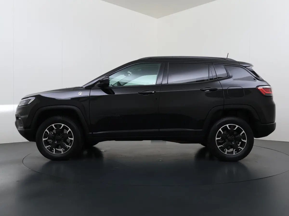 4xe 240 Plug-in Hybrid Trailhawk VAN: 31.900,- VOOR: 26.877,- UW HERFSTVOORDEEL: 5.023,-  1.3 Plug-In Hybrid | 4WD PHEV | ADAPTIVE CRUISE CONTROL | ACHTERUIT RIJ CAMERA | 20.000KM |