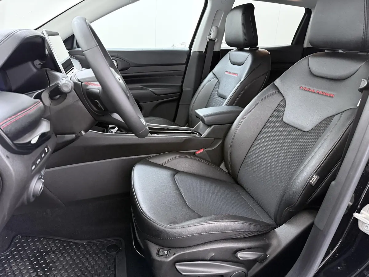 4xe 240 Plug-in Hybrid Trailhawk VAN: 31.900,- VOOR: 26.877,- UW HERFSTVOORDEEL: 5.023,-  1.3 Plug-In Hybrid | 4WD PHEV | ADAPTIVE CRUISE CONTROL | ACHTERUIT RIJ CAMERA | 20.000KM |