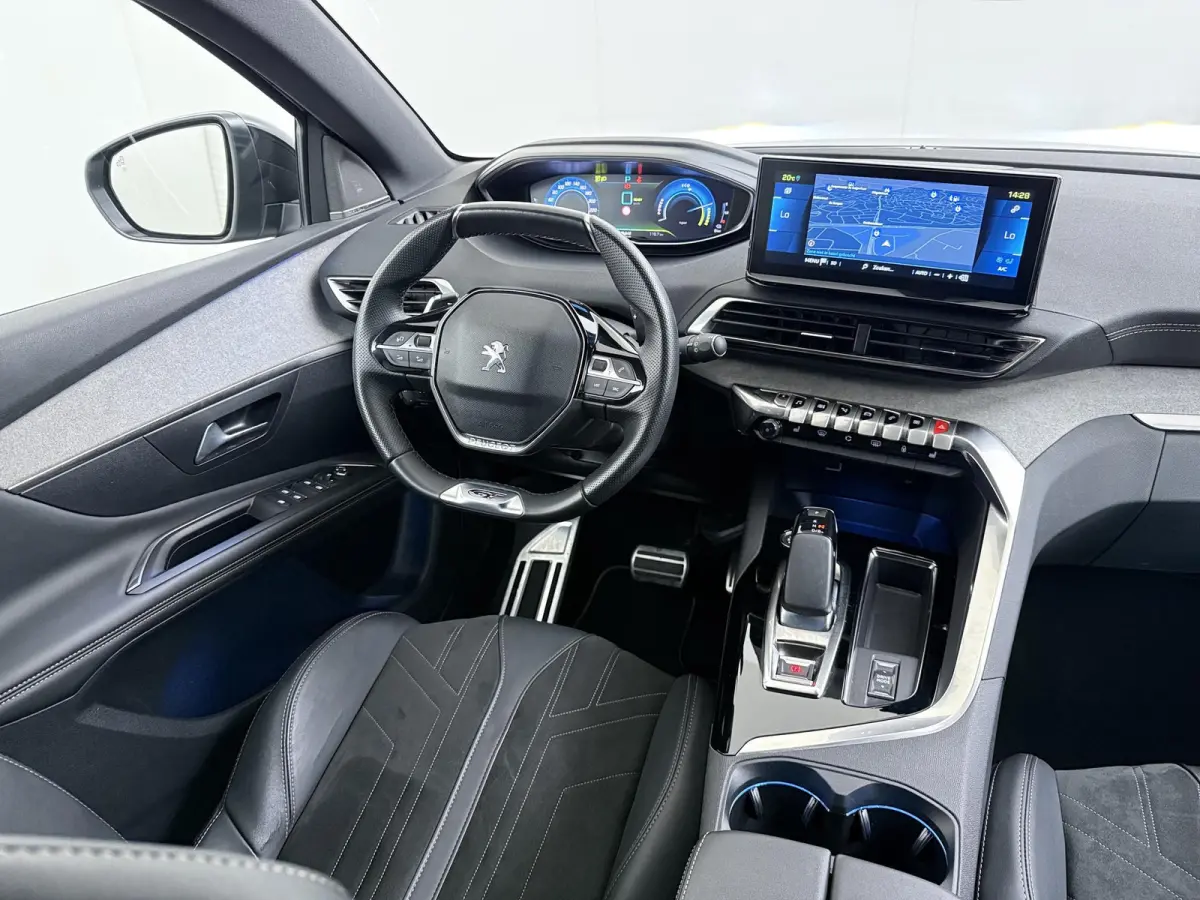 GT VAN:24.900,- VOOR:21.877,- UW HERFSTVOORDEEL:3.023,- PHEV | APPLE CARPLAY | ELEKTRISCHE ACHTERKLEP | CAMERA VOOR + ACHTER | ADAPTIVE CRUISE CONTROL | FOCAL AUDIO | DODEHOEK DETECTIE| RIJK