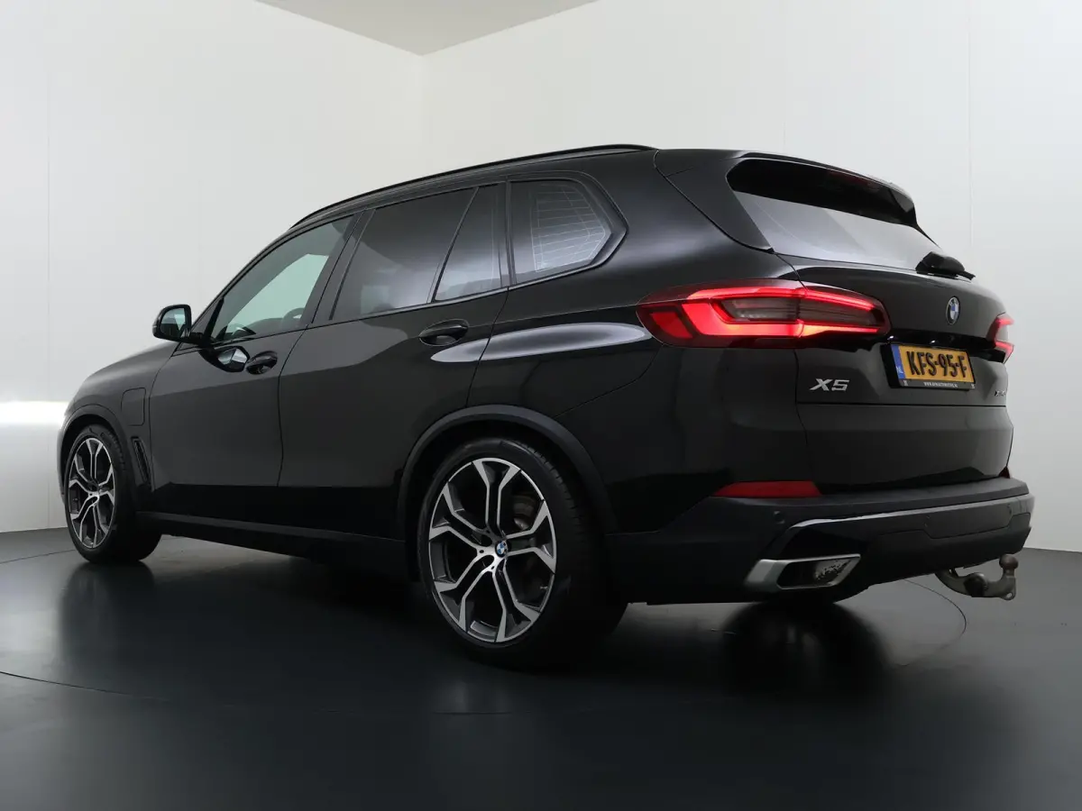 xDrive45e High Executive VAN: 54.900,- VOOR: 49.877,- UW HERFSTVOORDEEL: 5.023,-  HARMAN KARDON| ELEK. TREKHAAK|ELEK. SCHUIF/ KANTELDAK| ACHTERBANK VERWARMING| HEAD-UP DISPLAY| DODE HOEK SEN