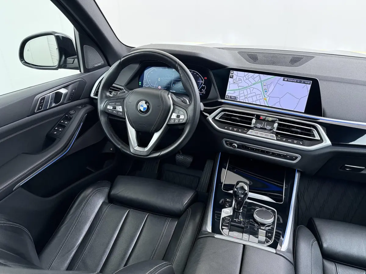 xDrive45e High Executive VAN: 54.900,- VOOR: 49.877,- UW HERFSTVOORDEEL: 5.023,-  HARMAN KARDON| ELEK. TREKHAAK|ELEK. SCHUIF/ KANTELDAK| ACHTERBANK VERWARMING| HEAD-UP DISPLAY| DODE HOEK SEN