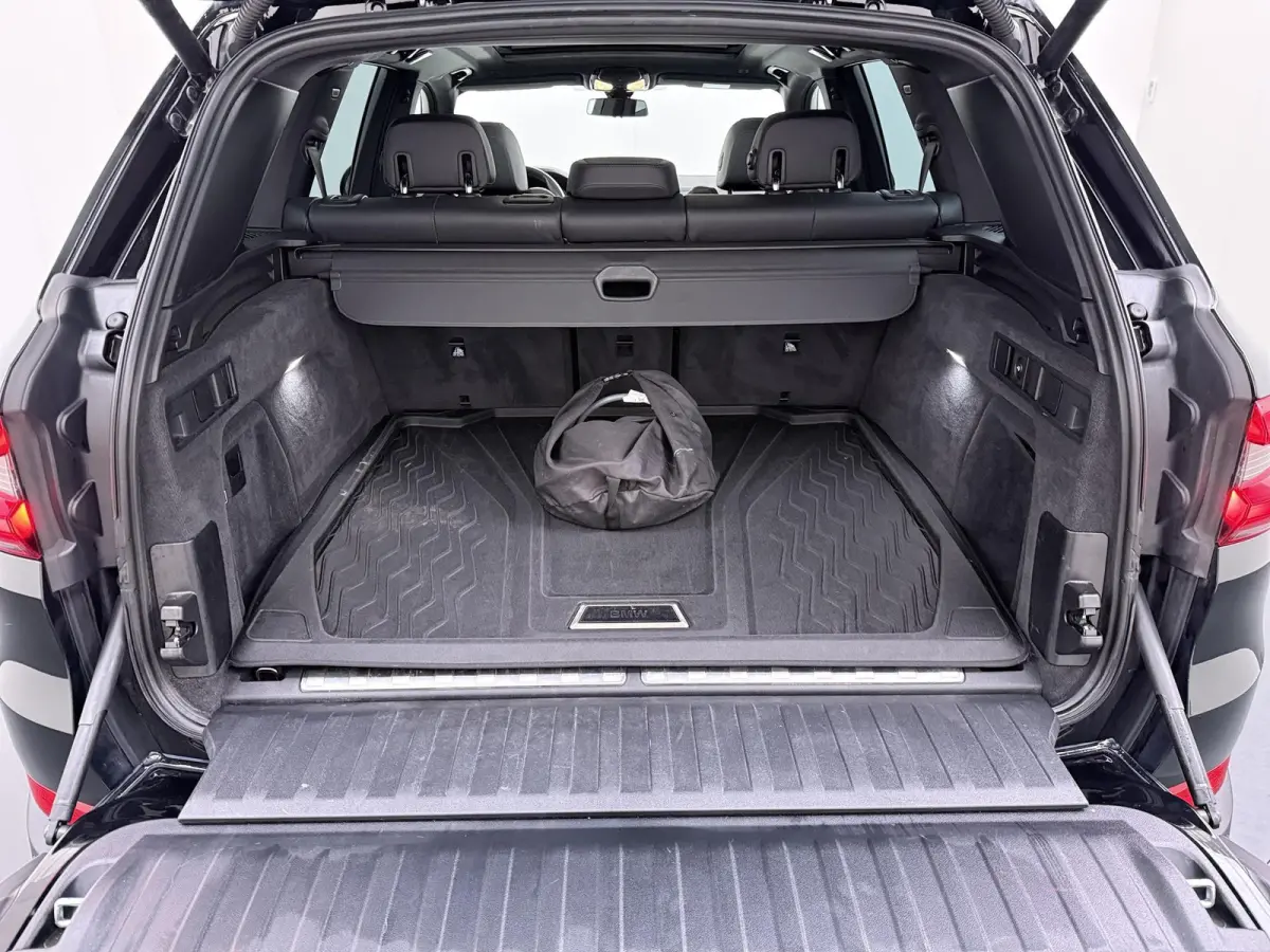 xDrive45e High Executive VAN: 54.900,- VOOR: 49.877,- UW HERFSTVOORDEEL: 5.023,-  HARMAN KARDON| ELEK. TREKHAAK|ELEK. SCHUIF/ KANTELDAK| ACHTERBANK VERWARMING| HEAD-UP DISPLAY| DODE HOEK SEN
