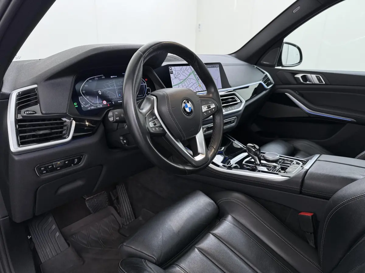xDrive45e High Executive VAN: 54.900,- VOOR: 49.877,- UW HERFSTVOORDEEL: 5.023,-  HARMAN KARDON| ELEK. TREKHAAK|ELEK. SCHUIF/ KANTELDAK| ACHTERBANK VERWARMING| HEAD-UP DISPLAY| DODE HOEK SEN