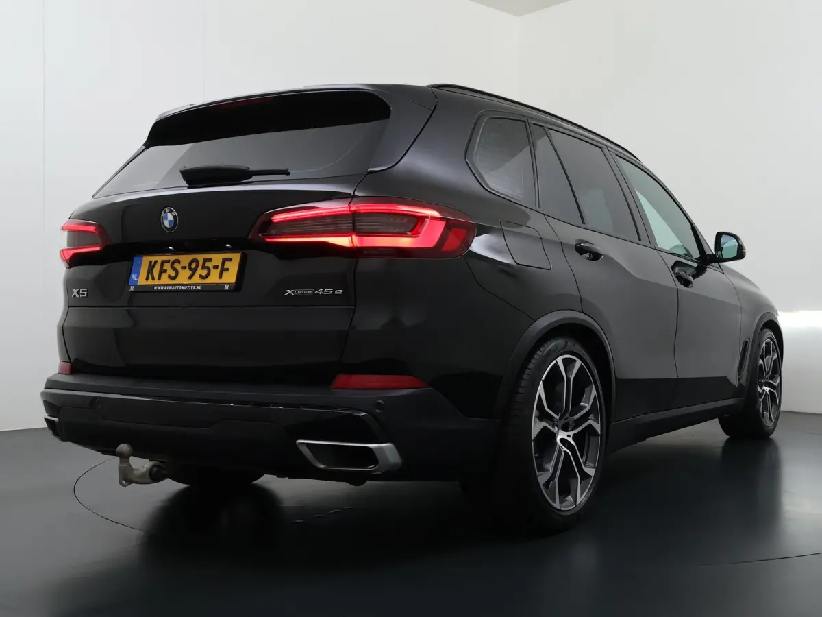 xDrive45e High Executive VAN: 54.900,- VOOR: 49.877,- UW HERFSTVOORDEEL: 5.023,-  HARMAN KARDON| ELEK. TREKHAAK|ELEK. SCHUIF/ KANTELDAK| ACHTERBANK VERWARMING| HEAD-UP DISPLAY| DODE HOEK SEN