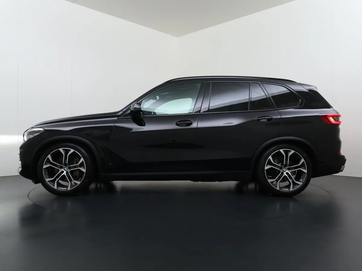 xDrive45e High Executive VAN: 54.900,- VOOR: 49.877,- UW HERFSTVOORDEEL: 5.023,-  HARMAN KARDON| ELEK. TREKHAAK|ELEK. SCHUIF/ KANTELDAK| ACHTERBANK VERWARMING| HEAD-UP DISPLAY| DODE HOEK SEN