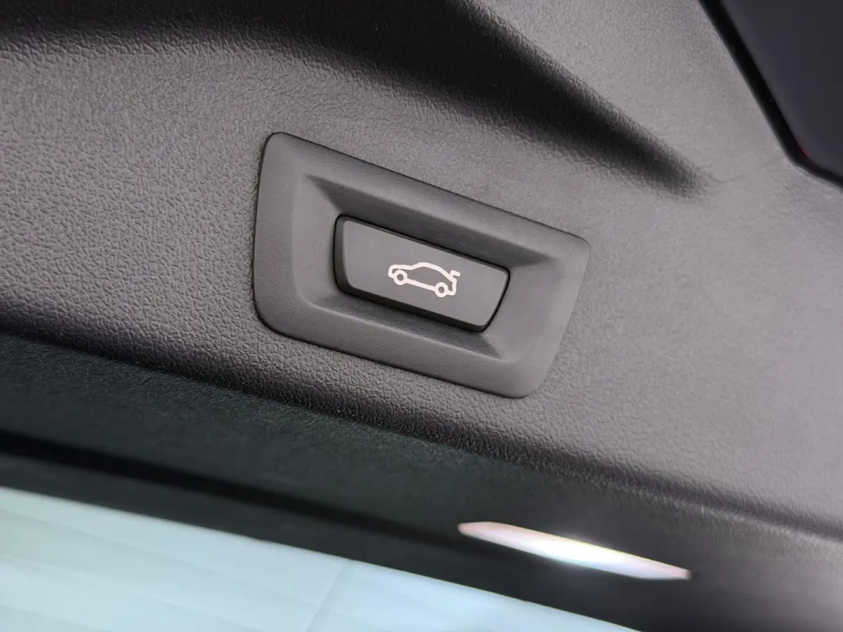 xDrive45e High Executive VAN: 54.900,- VOOR: 49.877,- UW HERFSTVOORDEEL: 5.023,-  HARMAN KARDON| ELEK. TREKHAAK|ELEK. SCHUIF/ KANTELDAK| ACHTERBANK VERWARMING| HEAD-UP DISPLAY| DODE HOEK SEN