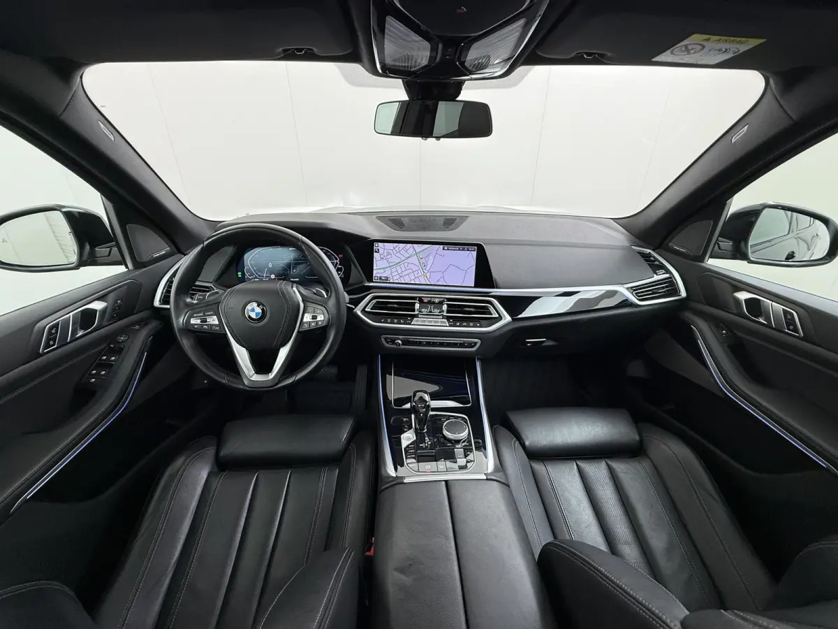 xDrive45e High Executive VAN: 54.900,- VOOR: 49.877,- UW HERFSTVOORDEEL: 5.023,-  HARMAN KARDON| ELEK. TREKHAAK|ELEK. SCHUIF/ KANTELDAK| ACHTERBANK VERWARMING| HEAD-UP DISPLAY| DODE HOEK SEN