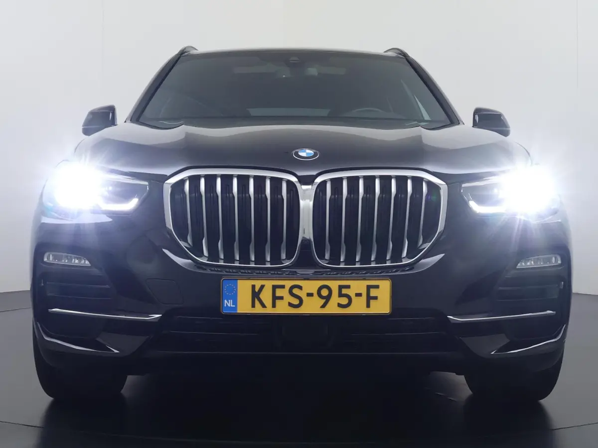 xDrive45e High Executive VAN: 54.900,- VOOR: 49.877,- UW HERFSTVOORDEEL: 5.023,-  HARMAN KARDON| ELEK. TREKHAAK|ELEK. SCHUIF/ KANTELDAK| ACHTERBANK VERWARMING| HEAD-UP DISPLAY| DODE HOEK SEN