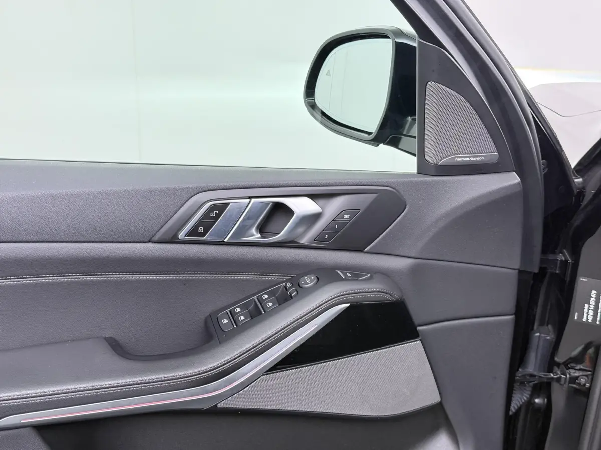 xDrive45e High Executive VAN: 54.900,- VOOR: 49.877,- UW HERFSTVOORDEEL: 5.023,-  HARMAN KARDON| ELEK. TREKHAAK|ELEK. SCHUIF/ KANTELDAK| ACHTERBANK VERWARMING| HEAD-UP DISPLAY| DODE HOEK SEN