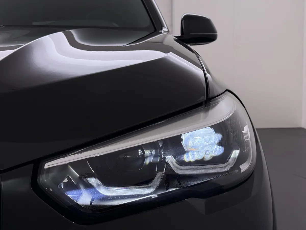 xDrive45e High Executive VAN: 54.900,- VOOR: 49.877,- UW HERFSTVOORDEEL: 5.023,-  HARMAN KARDON| ELEK. TREKHAAK|ELEK. SCHUIF/ KANTELDAK| ACHTERBANK VERWARMING| HEAD-UP DISPLAY| DODE HOEK SEN