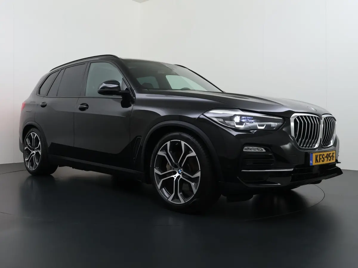 xDrive45e High Executive VAN: 54.900,- VOOR: 49.877,- UW HERFSTVOORDEEL: 5.023,-  HARMAN KARDON| ELEK. TREKHAAK|ELEK. SCHUIF/ KANTELDAK| ACHTERBANK VERWARMING| HEAD-UP DISPLAY| DODE HOEK SEN
