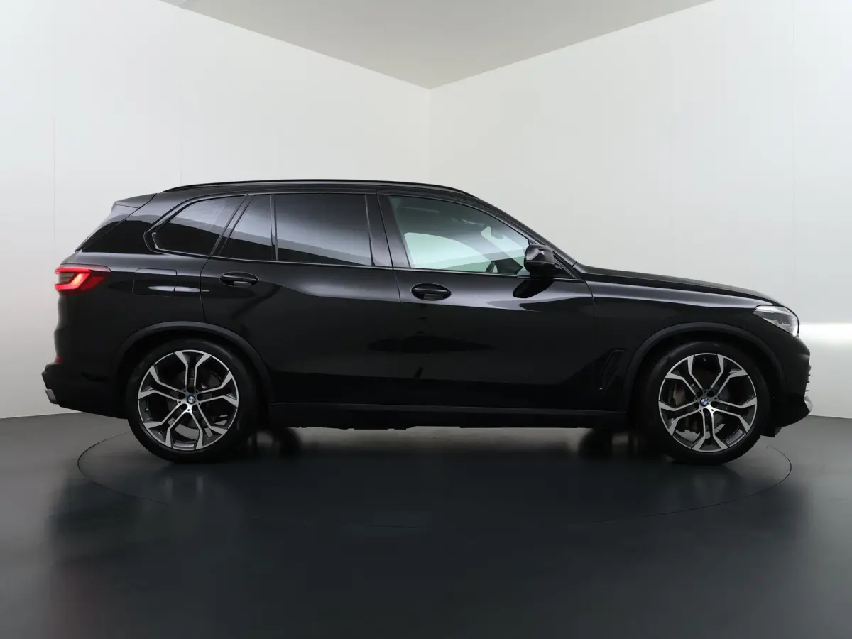 xDrive45e High Executive VAN: 54.900,- VOOR: 49.877,- UW HERFSTVOORDEEL: 5.023,-  HARMAN KARDON| ELEK. TREKHAAK|ELEK. SCHUIF/ KANTELDAK| ACHTERBANK VERWARMING| HEAD-UP DISPLAY| DODE HOEK SEN