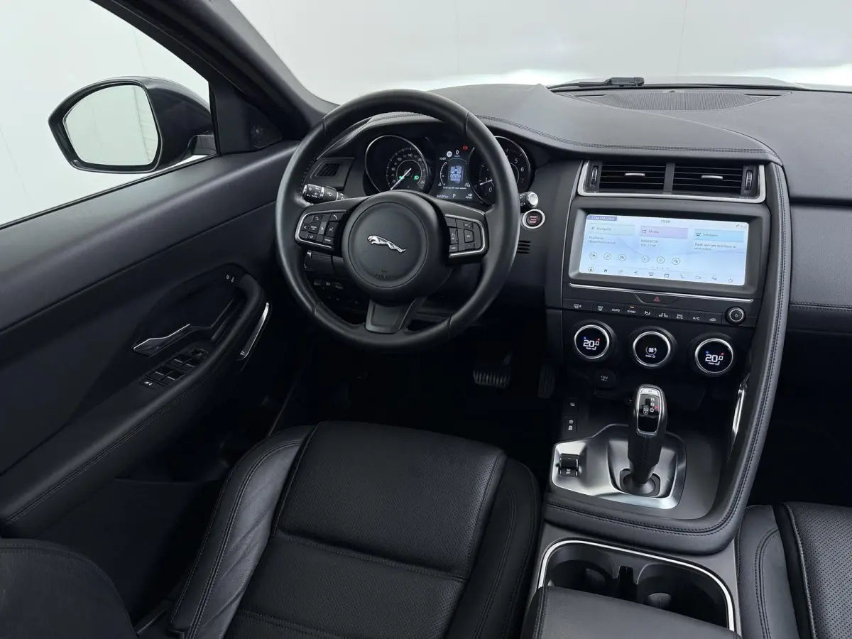 2.0 P200 AWD R-Dynamic RIJKLAARPRIJS INCL 12 MND BOVAG GARANTIE| PANO| ELEK. ACHTERKLEP| ELEK. STOEL| LEER| TREKHAAK LED