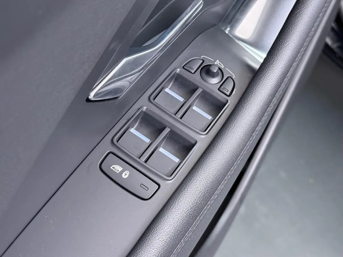 2.0 P200 AWD R-Dynamic RIJKLAARPRIJS INCL 12 MND BOVAG GARANTIE| PANO| ELEK. ACHTERKLEP| ELEK. STOEL| LEER| TREKHAAK LED