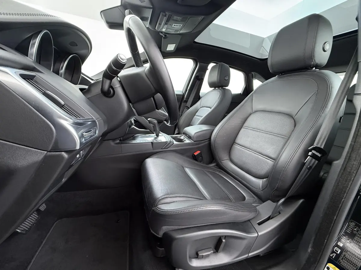 2.0 P200 AWD R-Dynamic RIJKLAARPRIJS INCL 12 MND BOVAG GARANTIE| PANO| ELEK. ACHTERKLEP| ELEK. STOEL| LEER| TREKHAAK LED