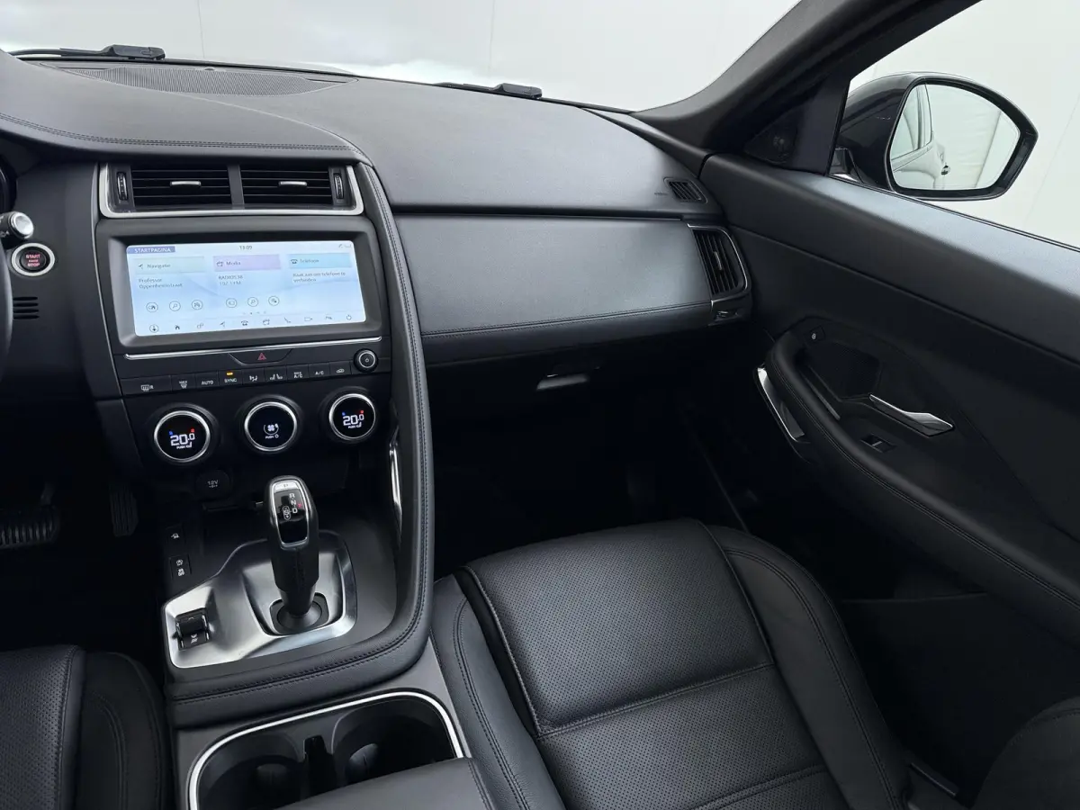 2.0 P200 AWD R-Dynamic RIJKLAARPRIJS INCL 12 MND BOVAG GARANTIE| PANO| ELEK. ACHTERKLEP| ELEK. STOEL| LEER| TREKHAAK LED