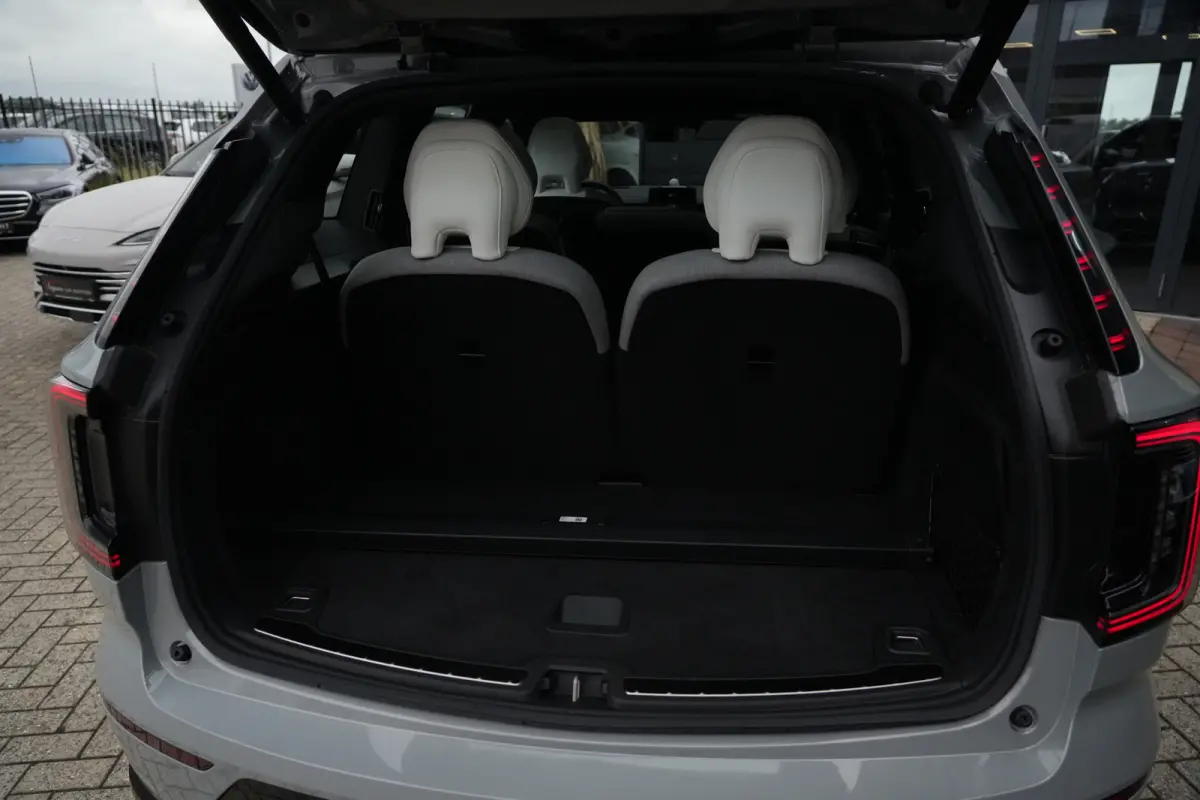 Twin Motor Ultra 7p. 111 kWh 408pk Panoramadak/PilotAssist/B&W