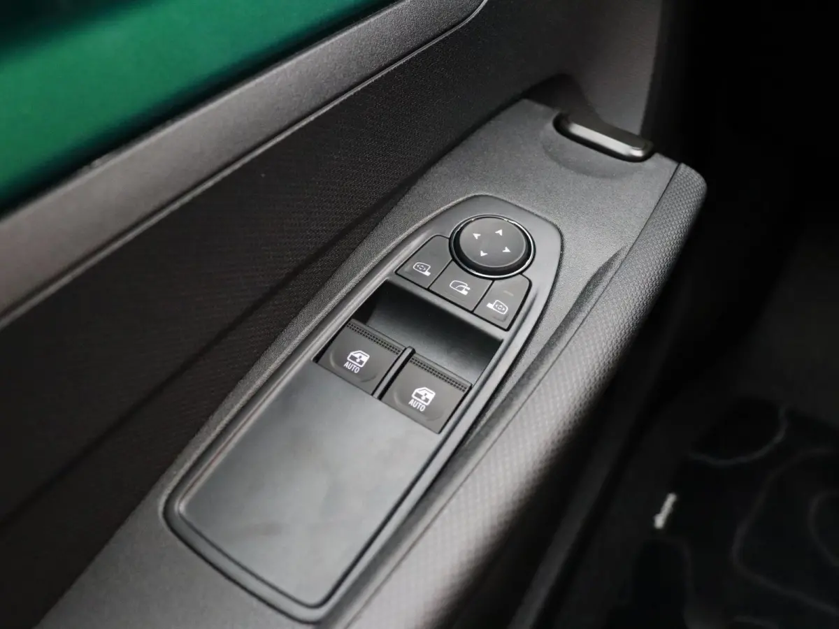 urban range techno 27.5 kWh | Stoelverwarming | Adaptive Cruise Control | Achteruitrijcamera | Climate Control |